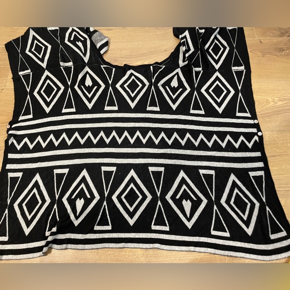 Zara Shrug Aztec Geometric Black and White Print Button OS Wool Blend - Picture 4 of 5